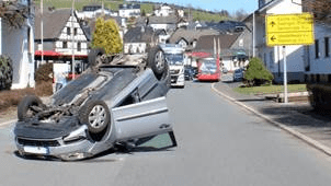 Der beschädigte Pkw blieb nach dem Unfall in Fretter auf dem Dach liegen.